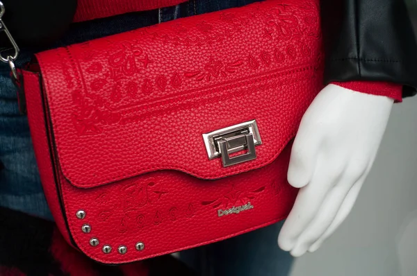 Bolso de cuero rojo de Desigual en una tienda de moda de lujo — Foto de Stock