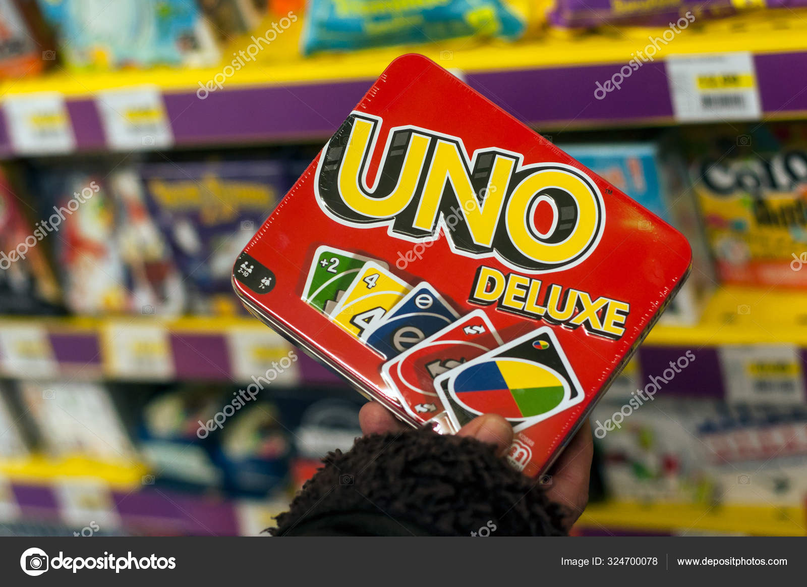 Уно Игровые Карты В Руке Женщины В Магазине Игрушек Супермаркет.