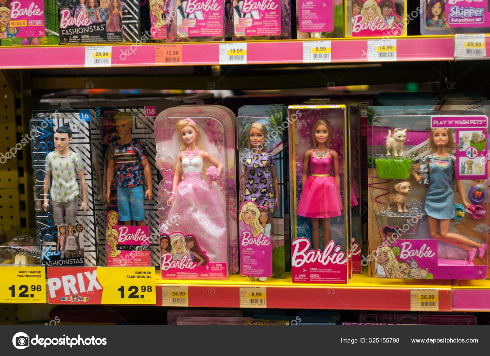 Maakte zich klaar Verbeelding Necklet Barbie dolls collection by mattel in a toys store supermarket – Stock  Editorial Photo © NeydtStock #325155798