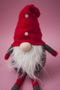 Pembe arka planda noel cücesinin yakın çekimi 