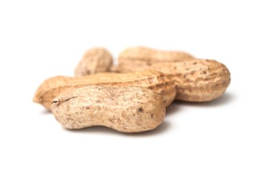 Beyaz arka planda organik fıstıklara yakın çekim