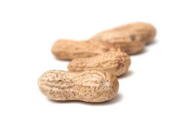 Beyaz arka planda organik fıstık dizilimi yakın plan