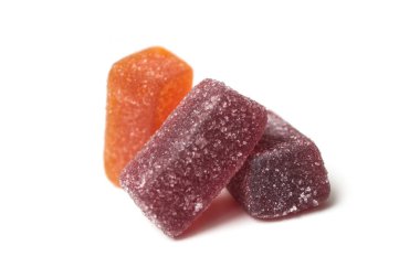 Beyaz arkaplanda meyve pastalarının yakınlaştırılması