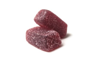 Beyaz arkaplanda meyve pastalarının yakınlaştırılması