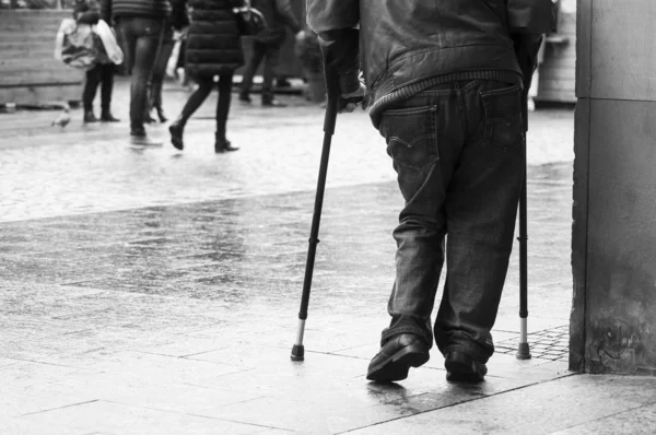 Close-up van een gehandicapte man die met stokken op straat loopt — Stockfoto