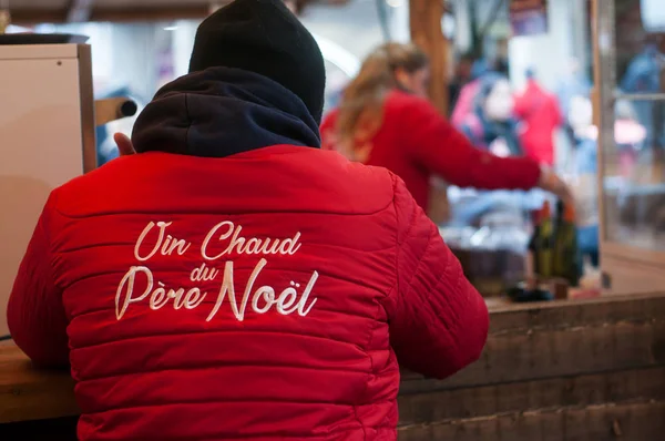 Pessoas dando comida tradicional no mercado de Natal — Fotografia de Stock