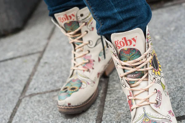 Bottes en cuir par Goby sur la femme dans la rue — Photo