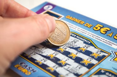 Beyaz arka planda Euro bozukluğuyla nakit para kazanan bir adamın eli