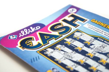 Beyaz arka planda nakit kazı kazan oyunu bileti