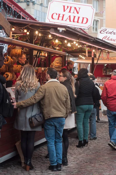 Menschen, die auf dem Weihnachtsmarkt vor der Glühweinkabine stehen, Traduktion von Vin Chaud auf Französisch — Stockfoto