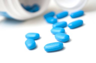 Plastik şişeden dökülen mavi pil kapakları 