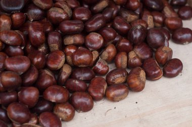 Organik Kestanelerin Noel pazarında satışa sunulduğu yakın çekim