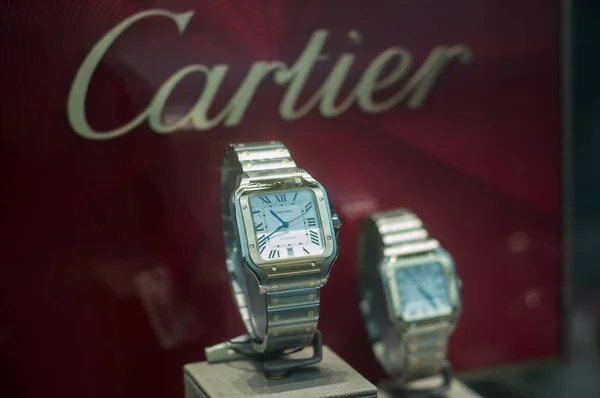 Relojes de lujo de Cartier en una sala de exposición de joyas — Foto de Stock