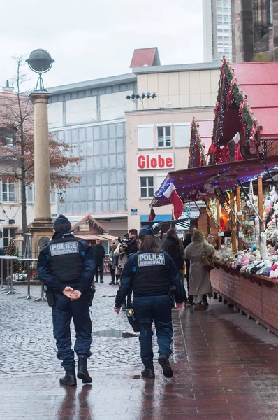 Polizeistreife in der Fußgängerzone am Weihnachtsmarkt — Stockfoto