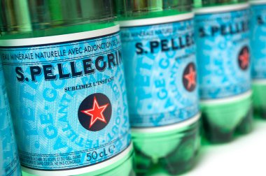 Beyaz arka planda plastik şişelerde Pellegrino maden suyu 