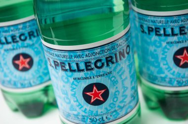 Beyaz arka planda plastik şişelerde Pellegrino maden suyu 