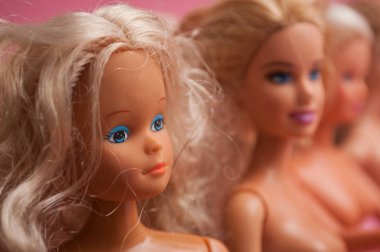 Pembe arka planda Barbie Bebekler