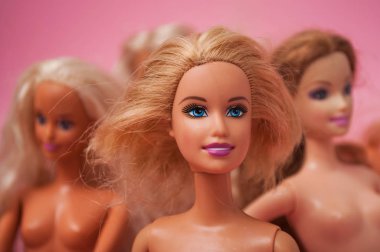 Pembe arka planda Barbie Bebekler
