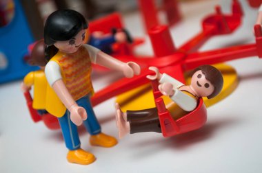 Beyaz arkaplandaki çocuklar için oyun parkında hareketli figürler 