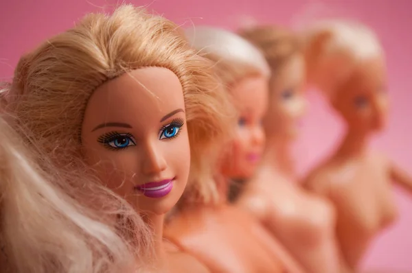 Куклы Барби на розовом фоне — стоковое фото