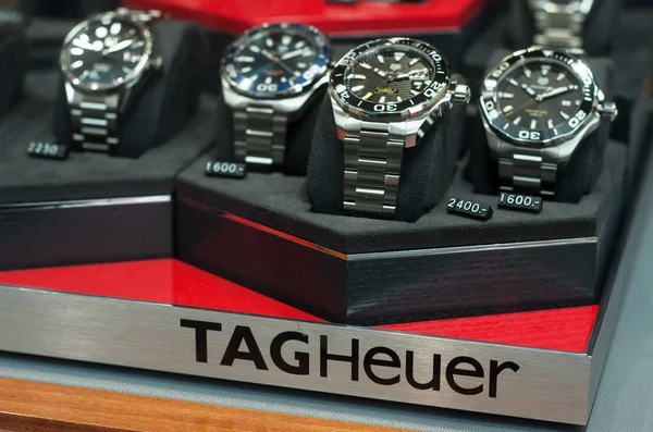 Tag heuer Uhren im Showroom eines Luxusjuweliergeschäfts — Stockfoto