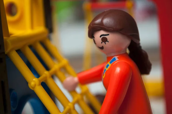 Figurki Playmobil na placu zabaw dla dzieci na białym tle — Zdjęcie stockowe