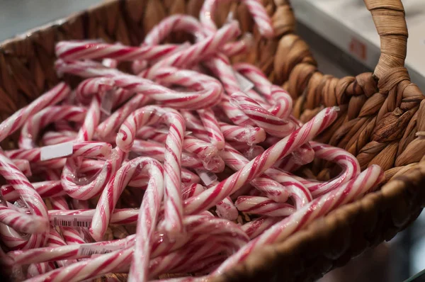 Closeup of traditional candy cane in a wooden basket — Stock Photo, Image