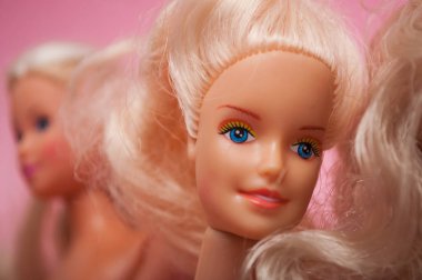 Pembe arka planda Barbie Bebekler