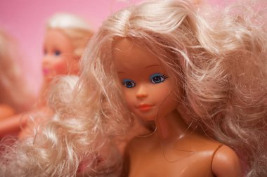 Pembe arka planda Barbie Bebekler