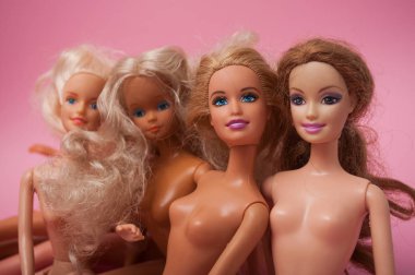 Pembe arka planda Barbie Bebekler