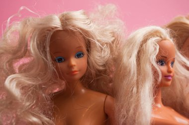Pembe arka planda Barbie Bebekler