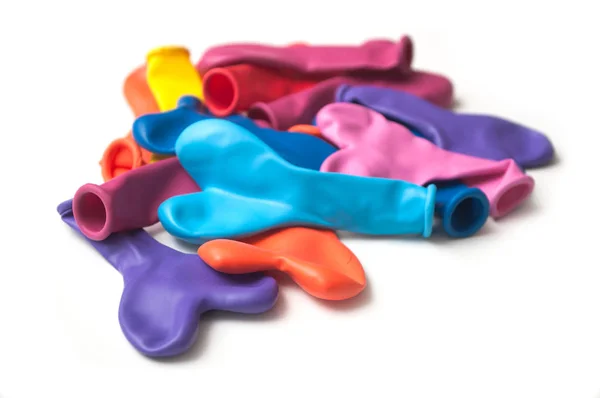 Detailní záběr barevných nafukovacích balónků na bílém pozadí — Stock fotografie
