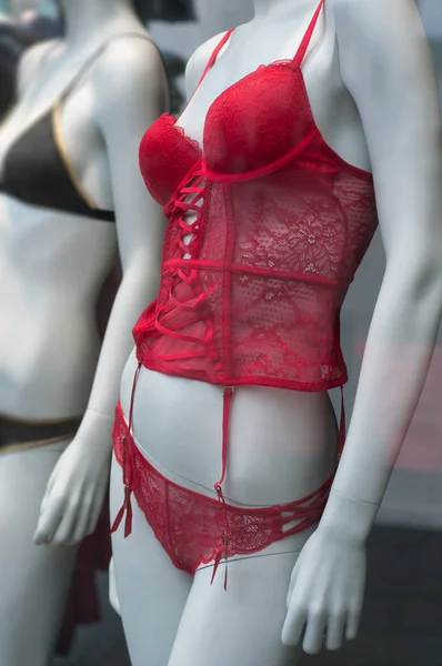 Primo piano di biancheria intima rossa sul manichino nello showroom del negozio di moda — Foto Stock