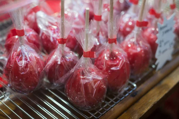 Closeup of sweet candy red apple at the christmas market — Stock Photo, Image