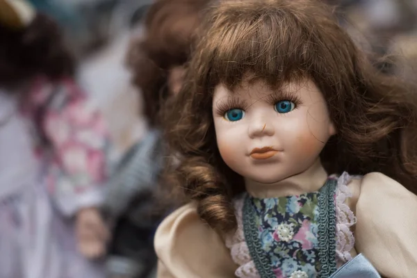 Primer plano de muñecas vintage en el mercadillo en la calle —  Fotos de Stock