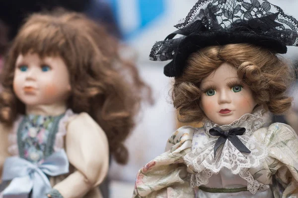 Close-up van vintage poppen op rommelmarkt in de straat — Stockfoto