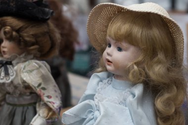Sokakta bit pazarında vintage bebek Closeup
