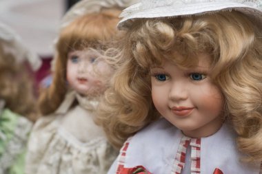 Sokakta bit pazarında vintage bebek Closeup