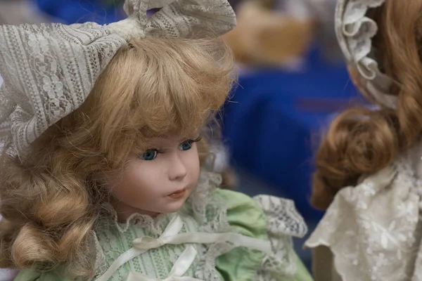 Κοντινό πλάνο εκλεκτής ποιότητας κούκλες στην υπαίθρια αγορά στο δρόμο — Φωτογραφία Αρχείου