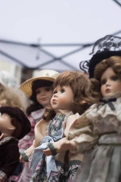 Fechar-se de bonecas vintage no mercado de pulgas na rua — Fotografia de Stock