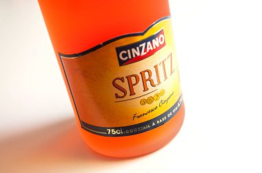  Beyaz arka planda Cinzano 'dan bir şişe Aperol Spritz.