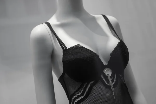 Κοντινό πλάνο με μαύρα εσώρουχα στην κούκλα στο κατάστημα μόδας — Φωτογραφία Αρχείου