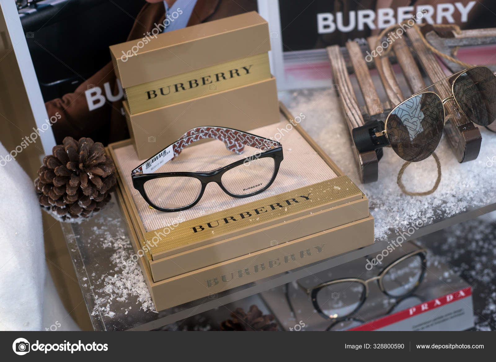 Øjbriller Burberry i en optiker showroom – Redaktionelle © NeydtStock #328800590