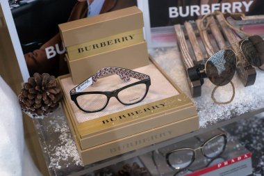 Bir gözlükçünün galerisinde Burberry 'nin gözlükleri.