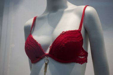 manken moda kırmızı sutyen closeup showroom mağaza