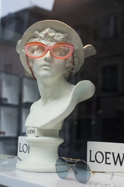 Brillenpräsentation auf Loewe-Statue im Showroom eines Optikergeschäfts — Stockfoto