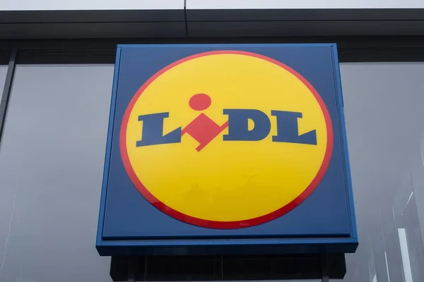 Lidl 标志在商店前面-Lidl 是德国领导的硬折扣超市连锁店在法国 — 图库照片