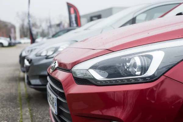 Hyundai carros alinhamento estacionado em um varejista — Fotografia de Stock