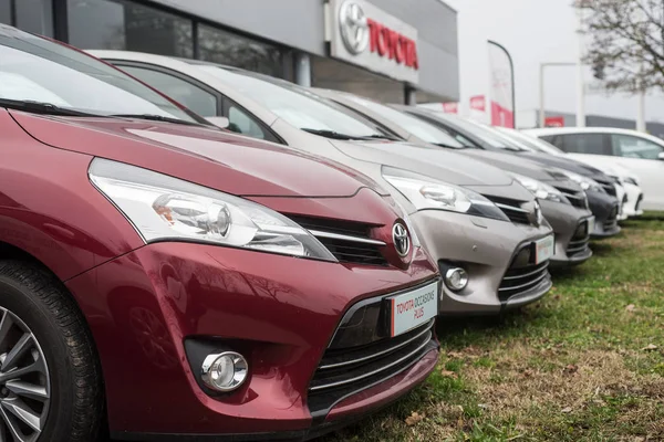 Alinhamento de carros Toyota em um varejista Toyota — Fotografia de Stock