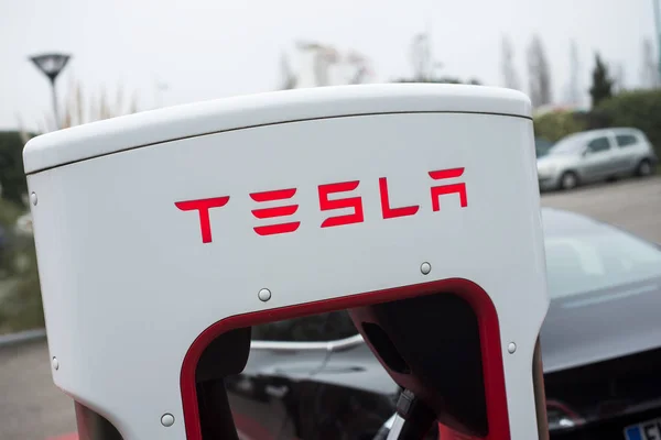 Станция нагнетателя Tesla для автомобилей Tesla Electric — стоковое фото